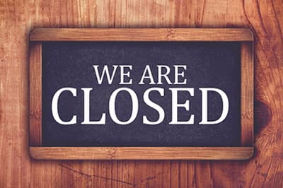 A sign saying ‘We are closed’.